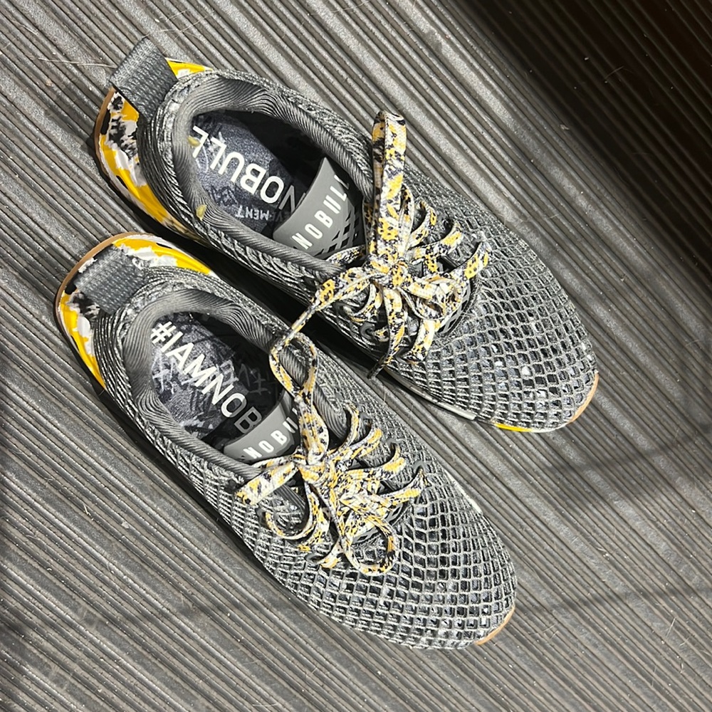 NOBULL mesh runners womens 6.5 artists for humanity